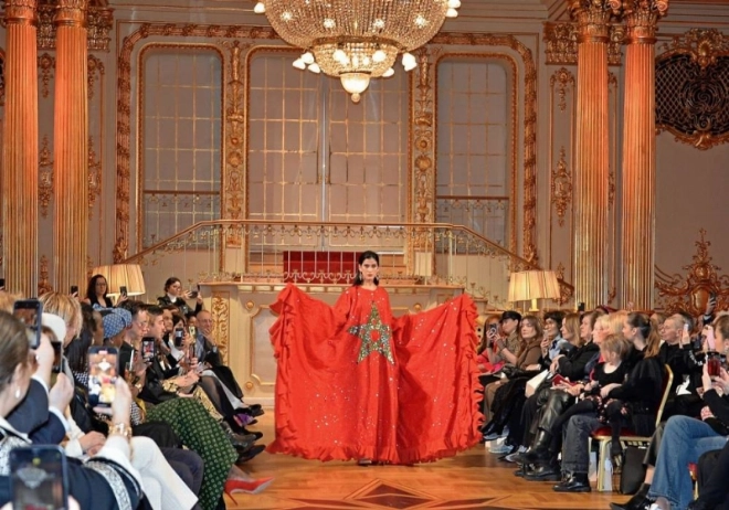 Une robe représentant la drapeau marocain à la Fashion Fair de Stockholm.