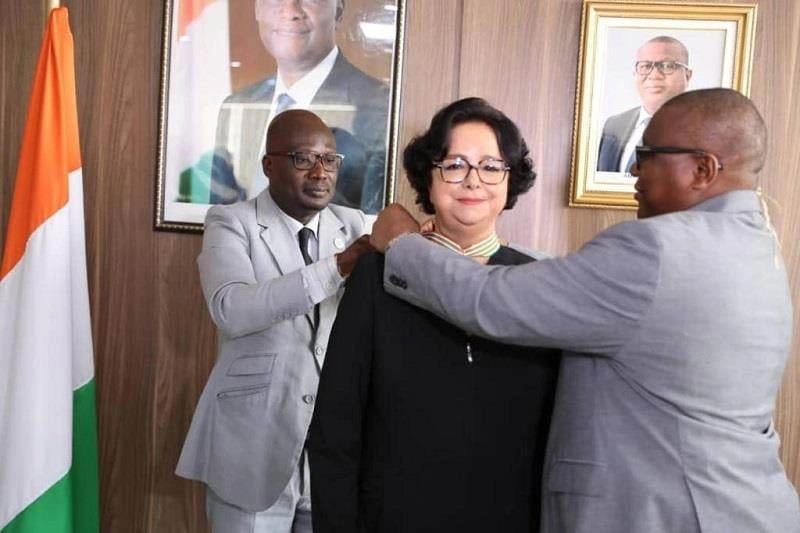Latifa Akharbach lors de sa décoration au nom du président ivoirien Alassane Dramane Ouattara.