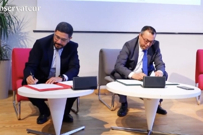 Noureddine Benkhalil, directeur général par intérim de l'ANAPEC, et Rédouane El Haloui, président de l'APEBI signant l'acte de naissance de «JIHATECH-جهتك»