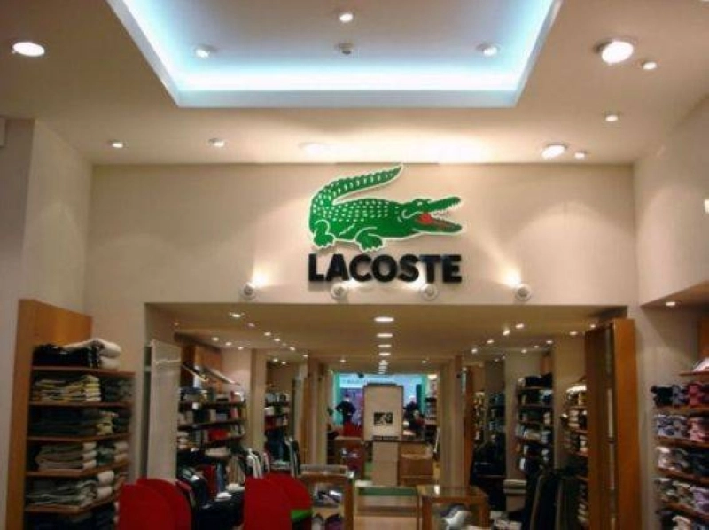 Les internautes marocains ont appelé au boycott de Lacoste et exigé le retrait du t-shirt et des excuses officielles.