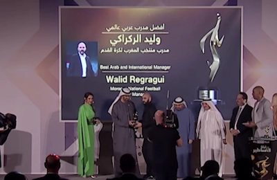 Regragui recevant le trophée du meilleur coach au monde