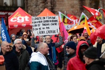 Depuis fin janvier, cette réforme très impopulaire selon les enquêtes d'opinion a généré en France une mobilisation quasi hebdomadaire inédite, poussant dans la rue jusqu'à 1,3 million de personnes le 7 mars (selon les autorités).