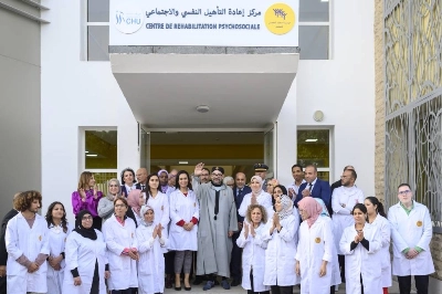 Le Roi Mohammed VI lors de l'inauguration et la visite du Centre de réhabilitation psycho-sociale du CHU Ibn Rochd à Casablanca.