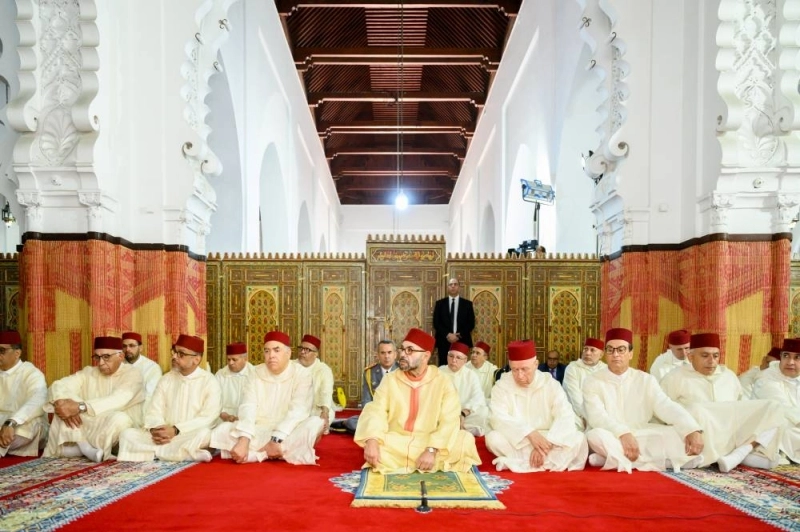 Le Roi Mohammed VI, Amir Al Mouminine, accomplissant la prière du vendredi à la mosquée Al Mohammadi.