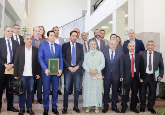 Photo de famille après la signature de l'accord