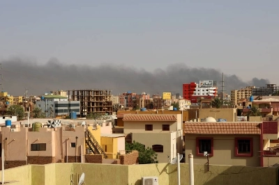 Le ciel de Khartoum s'emplit de fumée, signe de l'intensité des affrontements terrestre.