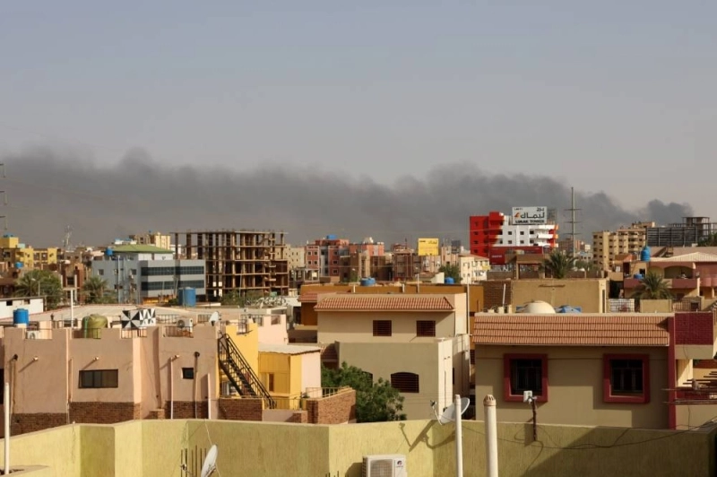 Le ciel de Khartoum s'emplit de fumée, signe de l'intensité des affrontements terrestre.