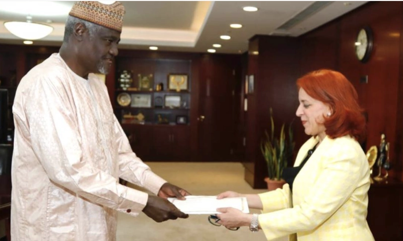 Moussa Faki recevant les lettres de créance d'Amina Salmane