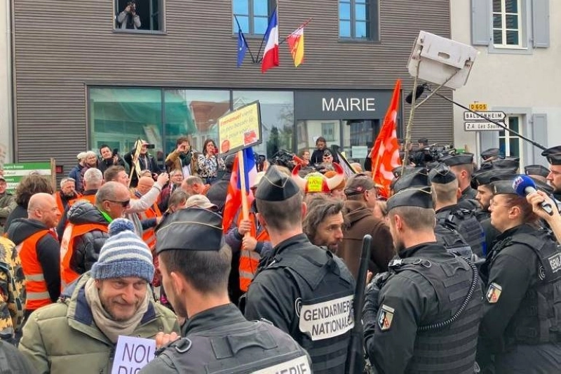 Macron attendu avec des casseroles, une allusion à celles qu'il traîne?