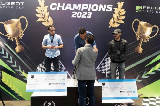 Le gagnant de la Peugeot E-Racing Cup est Hamza Mennane, qui a remporté le premier prix de 15 000 dhs.