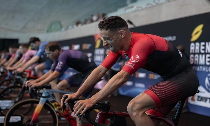 Bard Siwane se prépare pour les Championnats du monde d'aquathlon à Ibiza, prévus le 1er mai 2023.
