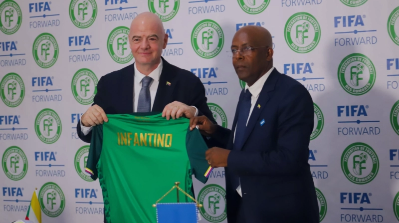 Gianni Infantino en compagnie du président de l’Union des Comores Azali Assoumani.