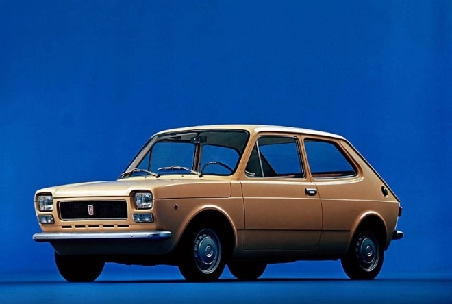 Présentée en 1971, la FIAT 127 rencontre un grand succès en raison de la ligne de carrosserie moderne et innovante, en particulier à l'arrière