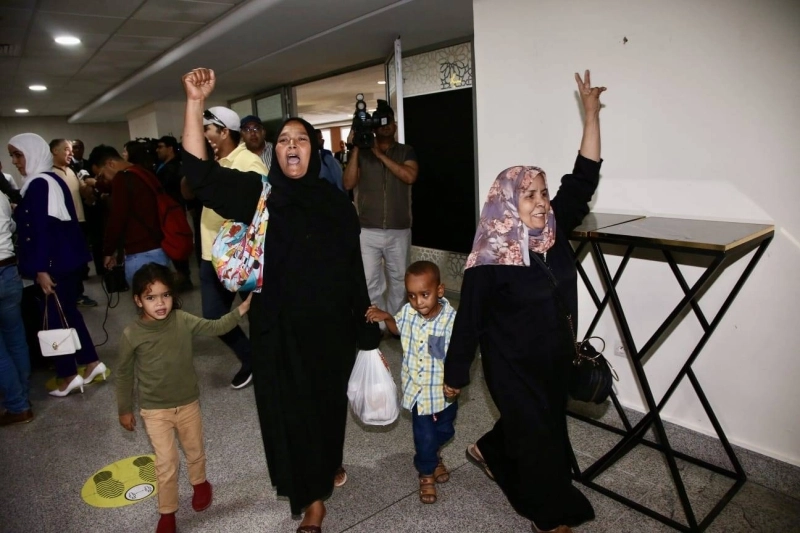 Des ressortissantes marocaines rapatriées du Soudan expriment leur joie à leur arrivée à l'aéroport Mohammed V