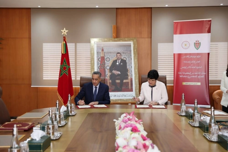 Abdellatif Hammouchi et Zineb El Adaoui signant le protocole d'accord