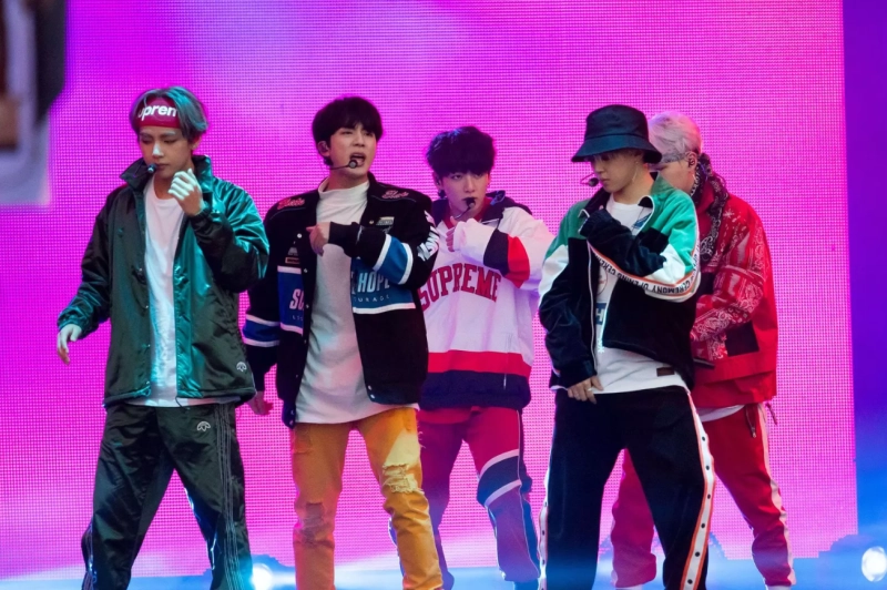 Créé en 2013, le célèbre groupe sud-coréen BTS, issu de la K-Pop, est devenu un phénomène mondial, avec près de 2 millions de disques vendus dans le monde.