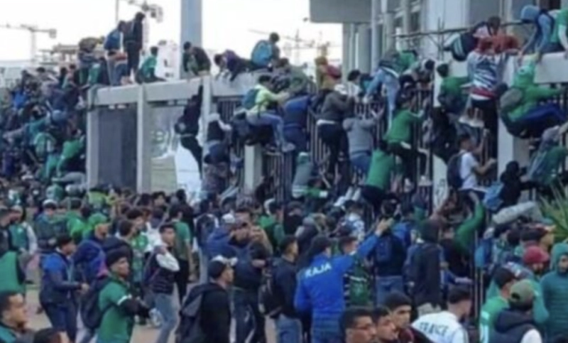 Comme on peut le voir sur cette photo, de nombreux resquilleurs ont massivement forcé les points de contrôle, provoquant un cafouillage ayant nécessité l'intervention des forces de l'ordre.