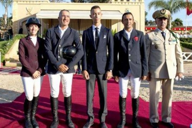 Moulay El Hassan présidant une cérémonie de remise du Grand Prix le Roi Mohammed VI du concours officiel de saut d’obstacles