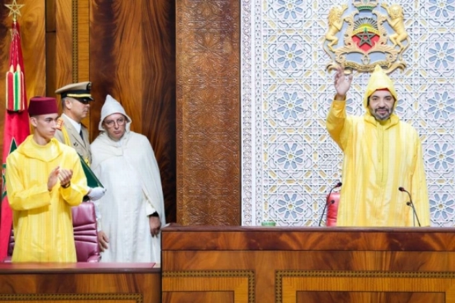 Le Prince Héritier Moulay El Hassan applaudissant le Roi Mohammed VI au parlement