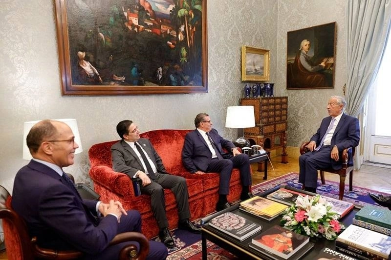 Le Président portugait recevant Aziz Akhannouch, Nasser Bourita et l'ambassadeur du Maroc à Lisbonne