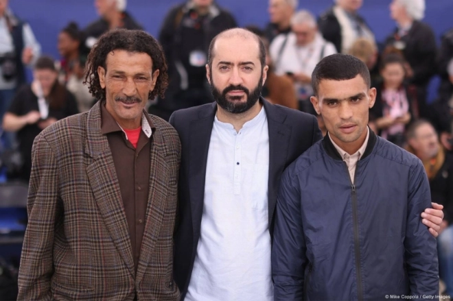 Kamal Lazraq en compagnie des acteurs Ayoub Elaid et Abdellatif Masstouri à Cannes.