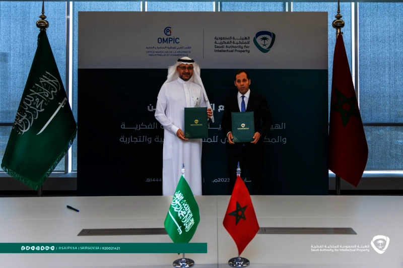 Abdelaziz Babqiqi, DG de l'OMPIC et Abdulaziz bin Mohammed Al-Swailem, président Exécutif de SAIP signent un mémorandum d'entente.