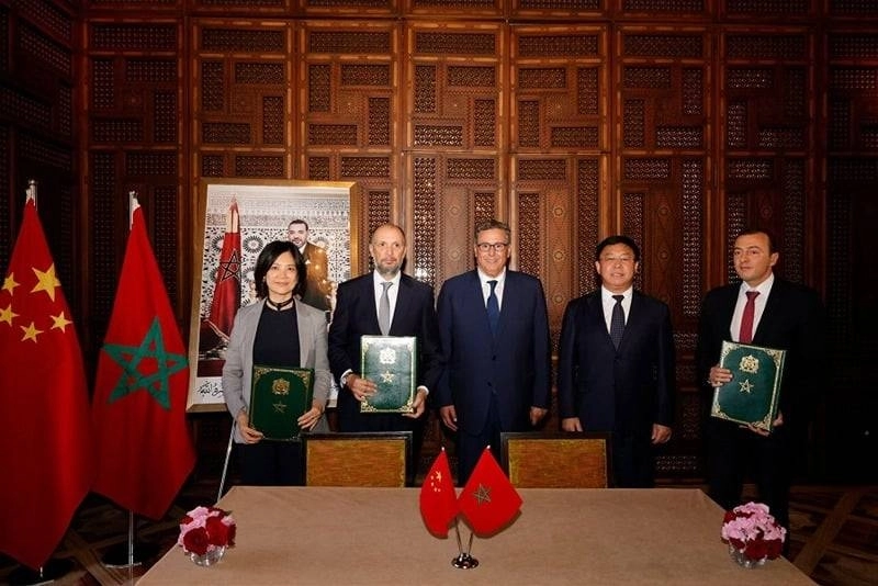 Aziz Akhannouch, chef du gouvernement, Mohcine Jazouli, ministre délégué chargé de l’investissement, de la convergence et de l’évaluation des politiques publiques, Ali Seddiki DG de l'AMDIE, Li Zhen, président de Gotion High-Tech et d'autres représentants du groupe.