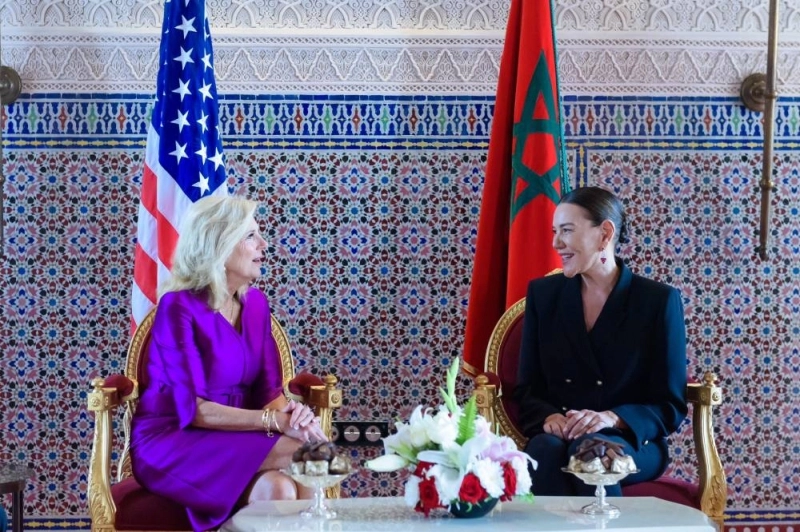 Jill Biden s'entretenant avec La princesse Lalla Hasna