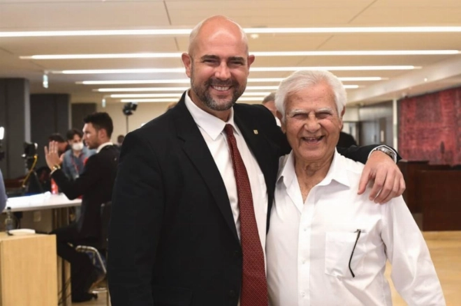 Amir Ohana avec son père, Meir Ohana qui a grandi à Rabat. Crédit Photo : Kastro Reuven