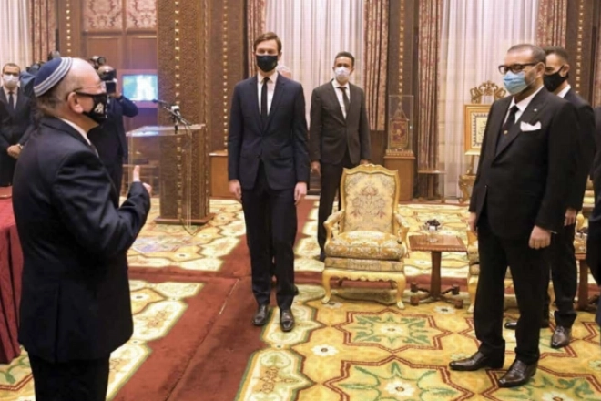 «Allah Ybarek Faâmar Sidi». C’est par ces mots que Meir Ben-Shabbat, Conseiller à la sécurité nationale d’Israël s’est adressé au Roi Mohammed VI, en présence de Jared Kushner, en marge de la signature des Accords d’Abraham entre le Maroc et Israël.