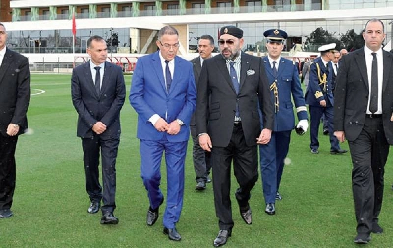 Photo archives. Fouzi Lekjaa présentant au Roi Mohammed VI les infrastructures du complexe portant le nom du Souverain et qui fait la fierté du Maroc aujourd'hui
