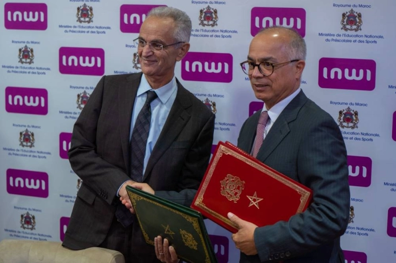 Chakib Benmoussa, ministre de l'éducation nationale, du préscolaire et des sports et Azdine El Mountassir Billah, président directeur général de inwi.