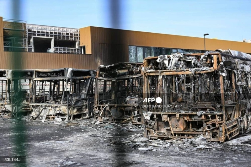 Des bus calcinés à Paris. Aucun touriste ne voudrait voir cela. Photo AFP
