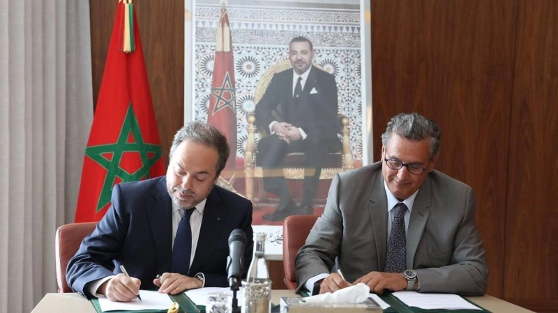Aziz Akkhannouch et Abdelhamid Addou co-signant le contrat-programme 2023-2037