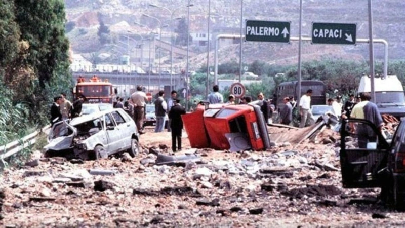 L'attentat contre le juge Falcone. Une explosion