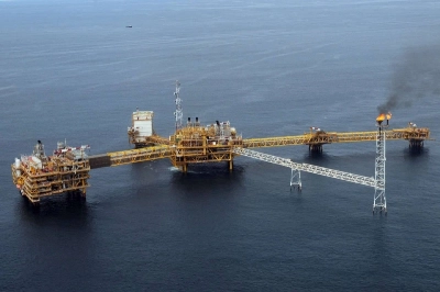Picture dated on April 14, 2009 shows an aerial view of Total oil platform at Amenem, 35 kilometers away from Port Harcourt in the Niger Delta. Amenem is the hub of Total oil production with two oil well producing over 100,000 barrels of crude daily. AFP PHOTO / PIUS UTOMI EKPEI (Photo by PIUS UTOMI EKPEI / AFP)