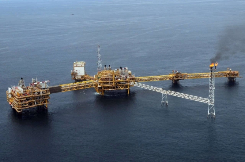 Picture dated on April 14, 2009 shows an aerial view of Total oil platform at Amenem, 35 kilometers away from Port Harcourt in the Niger Delta. Amenem is the hub of Total oil production with two oil well producing over 100,000 barrels of crude daily. AFP PHOTO / PIUS UTOMI EKPEI (Photo by PIUS UTOMI EKPEI / AFP)