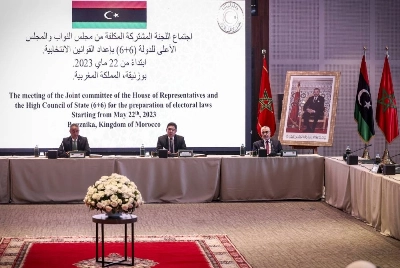 Le chef de la délégation libyenne à la Chambre des représentants Jalal Salah Abd Assalam (à gauche), le ministre marocain des Affaires étrangères Nasser Bourita et le chef libyen de la délégation représentative du Conseil suprême de l'État Omar Mohamed Aboulifa (à droite), à la réunion de la commission mixte de la Chambre des représentants libyenne, le 7 juin 2023 à Bouznika. (Photo AFP)