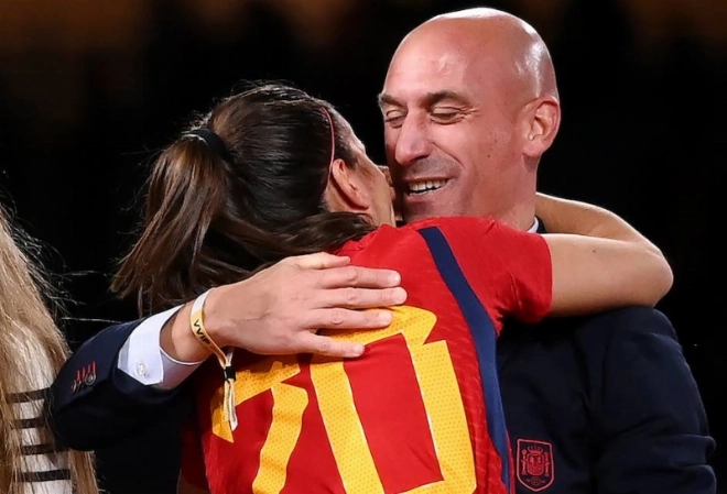 Le Président de la Fédération félicite une autre joueuse, Rocio Galvez, de l'équipe féminine qui a remporté la Coupe du monde. (Photo AFP).