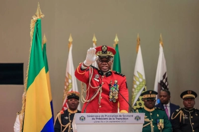 Le général Brice Oligui Nguema prêtant serment