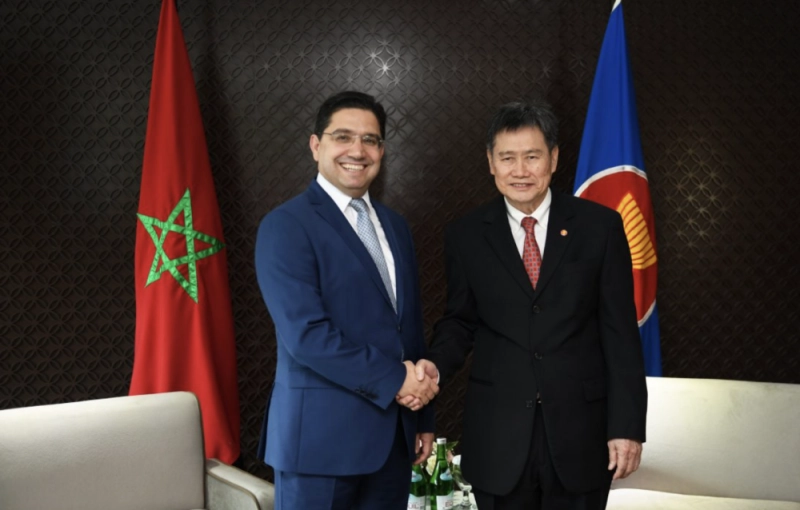 Nasser Bourita saluant, en octrobre 2019, le secrétaire général de l’Association des Nations de l’Asie du Sud Est, Lim Jock Hoi en marge de leur rencontre à Jakarta.