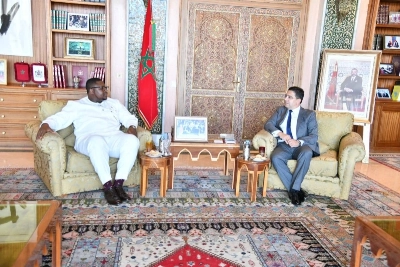 Nasser Bourita s'entretenant avec le ministre des Affaires étrangères et de la Coopération internationale de la Sierra Leone, Timothy Musa Kabba