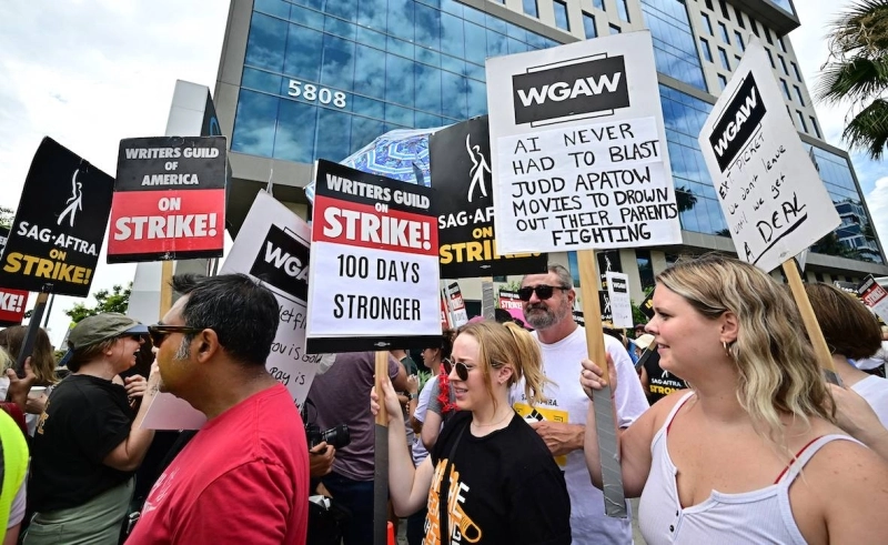 Membres du Writers Guild of America (WGA) et du Screen Actors Guild (SAG) manifestent leur mécontentement (Photo AFP)