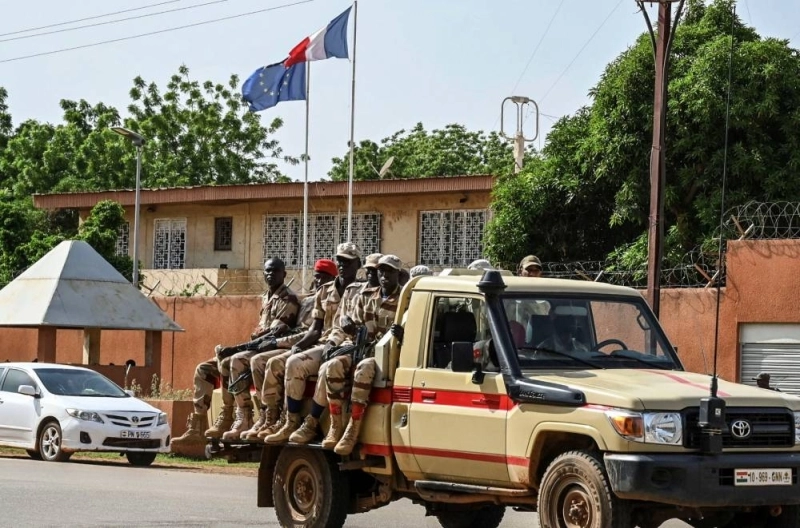 Les forces de sécurité en surveillance devant l'ambassade de France à Niamey. (Photo AFP)