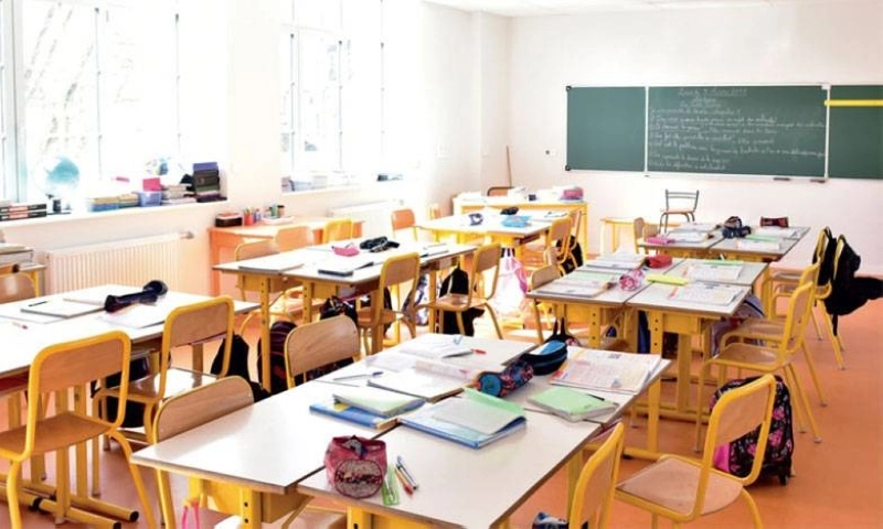 Des écoles privées vendent illégalement des manuels scolaires aux élèves.