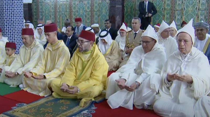 Ph. Archives. Le Roi Mohammed VI accomplissant la prière dans une mosquée à Tétouan.