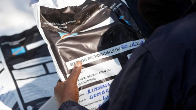 A man holds a bag containing voting materials at Congo's Independent National Electoral Commission (CENI) tallying centre in Kinshasa, Democratic Republic of Congo, January 1, 2019. REUTERS/Baz Ratner