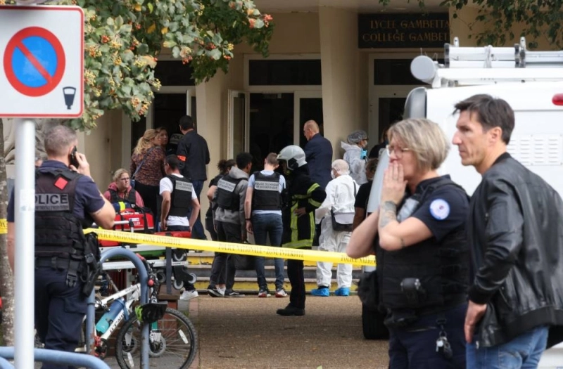 Des policiers français du service médico-légal devant le lycée Gambetta à Arras, dans le nord-est de la France, le 13 octobre 2023, (Photo AFP)