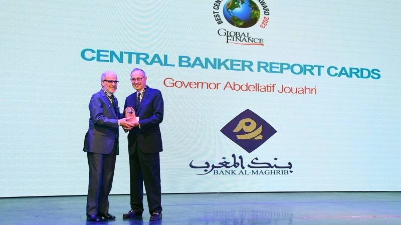 Meilleur gouverneur de banque centrale au monde, Jouahri reçoit son prix.