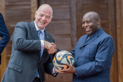 Gianni Infantino, le président de la fédération internationale de football et Evariste Ndayishimiye le président burundais